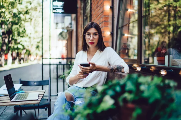 Portrait Millennial Spanish Blogger Holding Cellphone Gadget Hands Looking Camera — Stok Foto