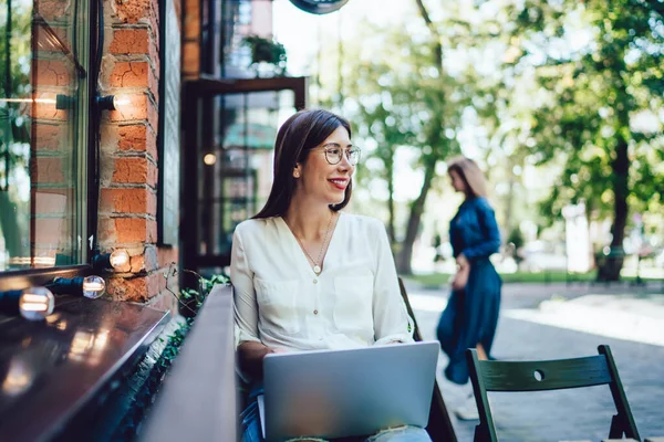 Gadis Hipster Positif Dengan Senyum Manis Wajah Sambil Menunggu Rekan — Stok Foto