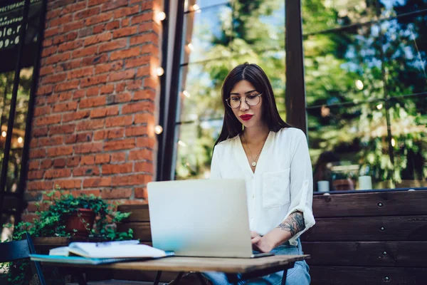 Mujer Joven Ocupada Gafas Ropa Casual Con Tatuaje Usando Computadora — Foto de Stock