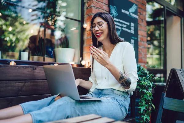 Chica Hipster Feliz Gafas Ópticas Disfrutando Videoconferencia Línea Través Aplicación — Foto de Stock