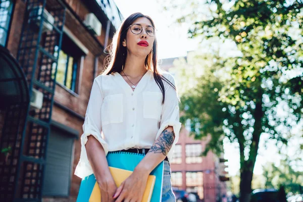 Retrato Media Longitud Atractiva Diseñadora Femenina Pie Entorno Urbano Ciudad — Foto de Stock