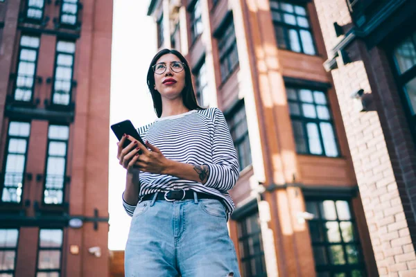 Alulról Vágyakozó Női Hipster Divatos Alkalmi Ruhát Szemüveg Segítségével Mobiltelefon — Stock Fotó