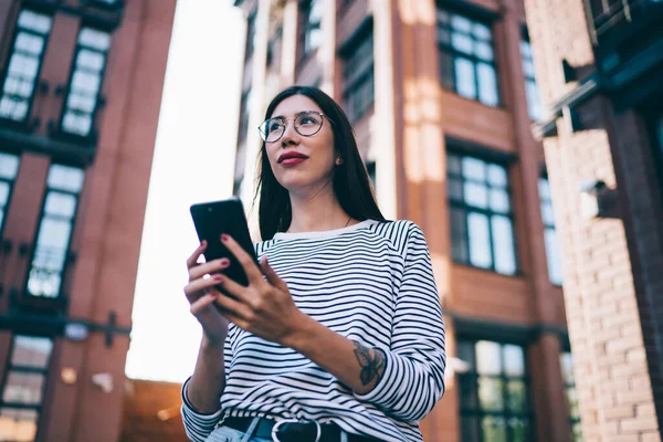 Dessous Vue Blogueur Millénaire Avec Téléphone Cellulaire Dans Les Mains — Photo