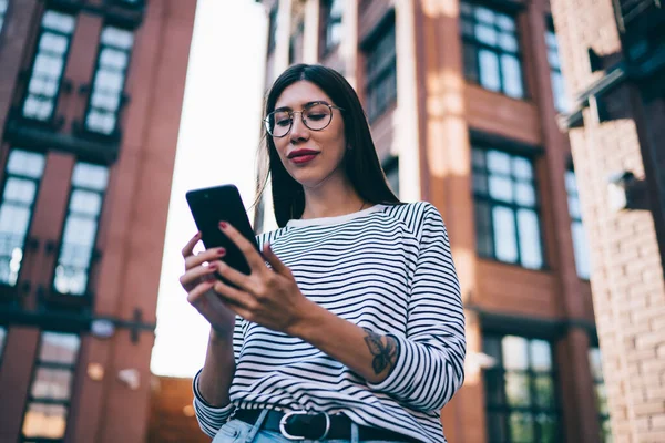 Generación Blogger Femenina Usando Tarifa Con Acceso Ilimitado Internet Para —  Fotos de Stock