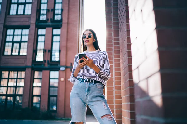 Millennial Hipster Flicka Solglasögon Står Utomhus Och Funderar Information Från — Stockfoto