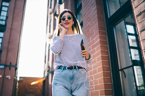 Desde Abajo Morena Moda Traje Casual Moda Gafas Sol Sonriendo — Foto de Stock