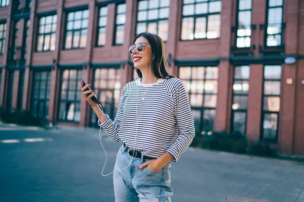 Vista Lateral Próspera Meloman Femenina Escuchando Canciones Música Mientras Está —  Fotos de Stock