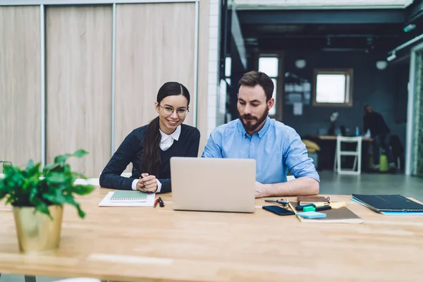 Smilende Ung Mørkhåret Kvinne Briller Nettleser Laptop Ved Siden Konsentrert – stockfoto