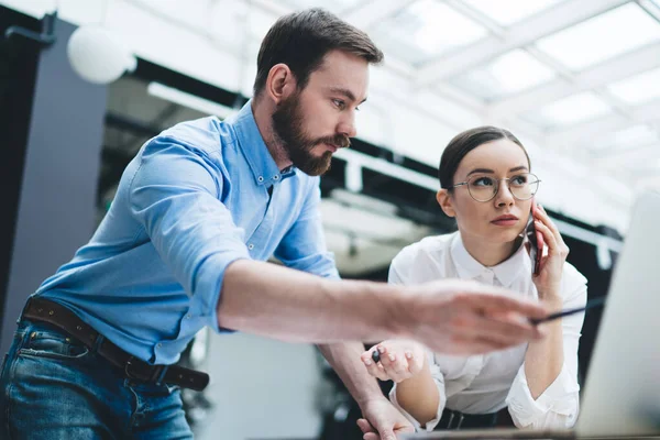 Dal Basso Calmo Uomo Adulto Che Punta Con Matita Sullo — Foto Stock