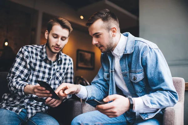 Amigos Sexo Masculino Roupas Casuais Tendo Uma Conversa Atenciosa Sobre — Fotografia de Stock