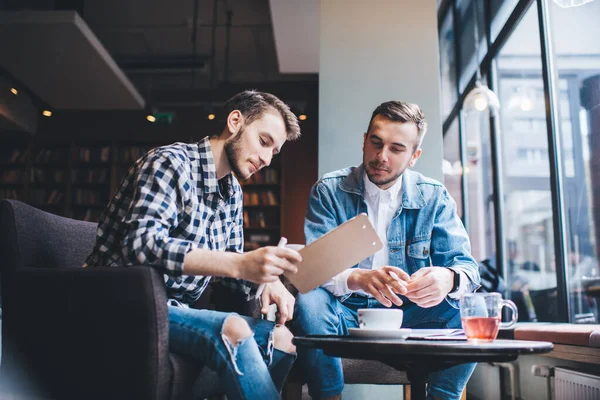 Bajo Ángulo Los Hombres Jóvenes Trajes Casuales Leyendo Información Del —  Fotos de Stock