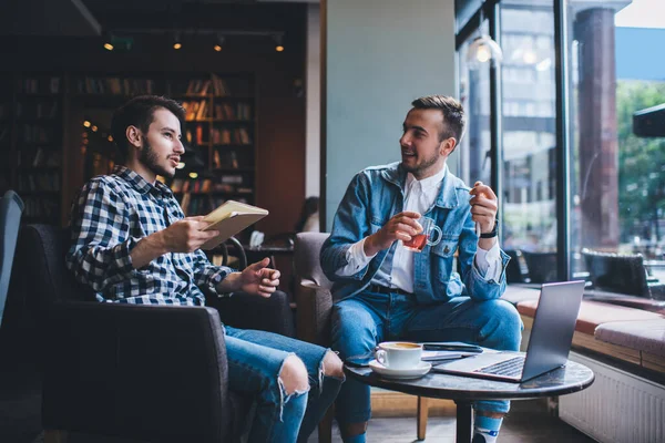 Alegre Sonriente Guapos Hombres Traje Casual Hablando Bebiendo Bebidas Calientes — Foto de Stock