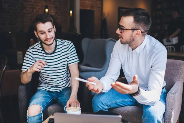 Chico Joven Con Camisa Blanca Gafas Haciendo Gestos Discutiendo Ideas — Foto de Stock