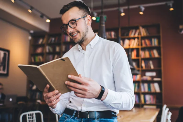 Hombre Alegre Camisa Blanca Gafas Sonriendo Leyendo Libro Mientras Apoya — Foto de Stock