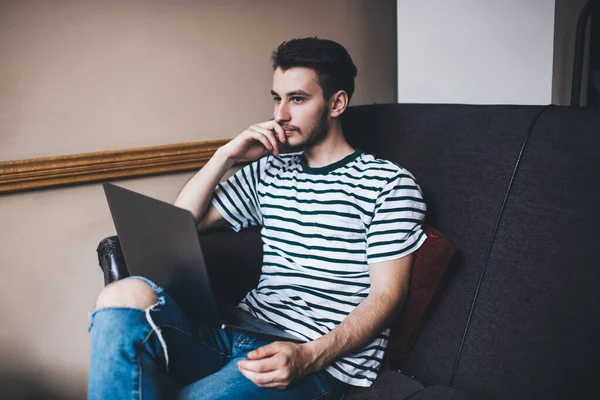 Homem Inteligente Confiante Com Laptop Joelhos Trabalhando Pensando Apoiando Queixo — Fotografia de Stock