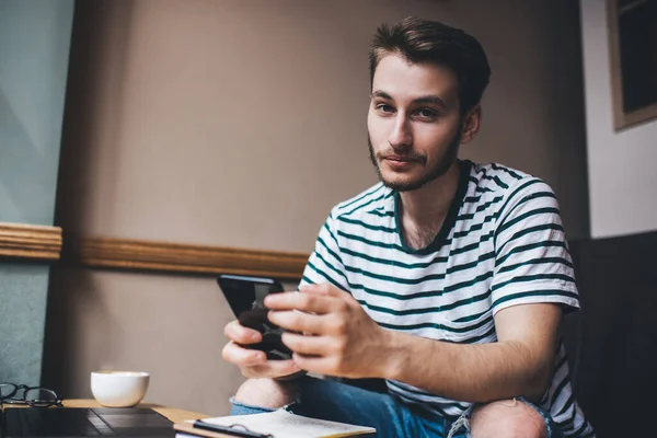 Müder Gutaussehender Kerl Gestreiftem Shirt Und Jeans Sitzt Mit Laptop — Stockfoto