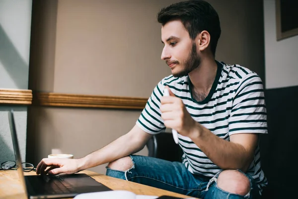 Focado Millennial Cara Shirt Listrada Jeans Joelho Quebrado Sentado Casa — Fotografia de Stock