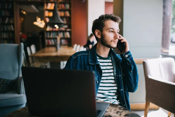 Homem Pensativo Inspirado Jaqueta Jeans Sentado Mesa Com Laptop Café — Fotografia de Stock