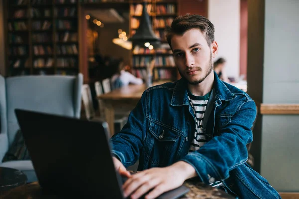 Homem Moderno Adulto Freelance Roupa Casual Sentado Mesa Digitando Laptop — Fotografia de Stock