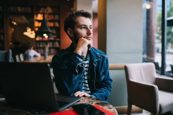 Freelancer Pensivo Adulto Bonito Macho Roupa Casual Sentado Com Laptop — Fotografia de Stock