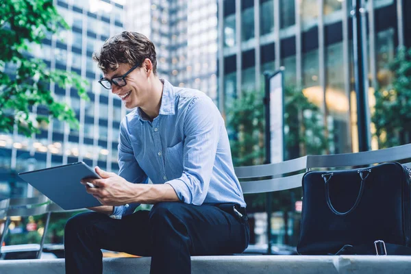 Gözlüklü Yakışıklı Genç Adam Ofis Binasının Önündeki Bankta Oturuyor Manhattan — Stok fotoğraf