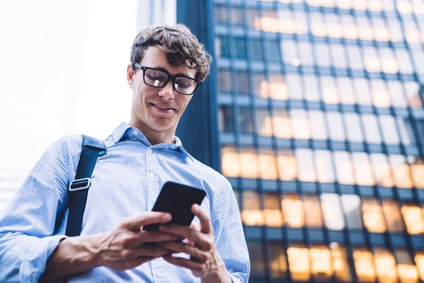 Hombre Joven Camisa Con Mangas Enrolladas Gafas Mensajes Texto Teléfono — Foto de Stock