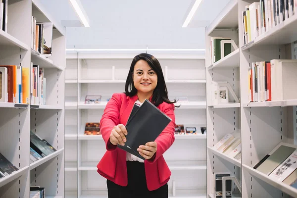 Felice Donna Etnica Piedi Vicino Librerie Bianche Che Stendono Mani — Foto Stock