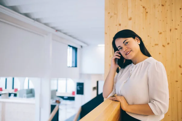 Mujer Sonriente Joven Ropa Elegante Usando Teléfono Inteligente Para Hablar —  Fotos de Stock