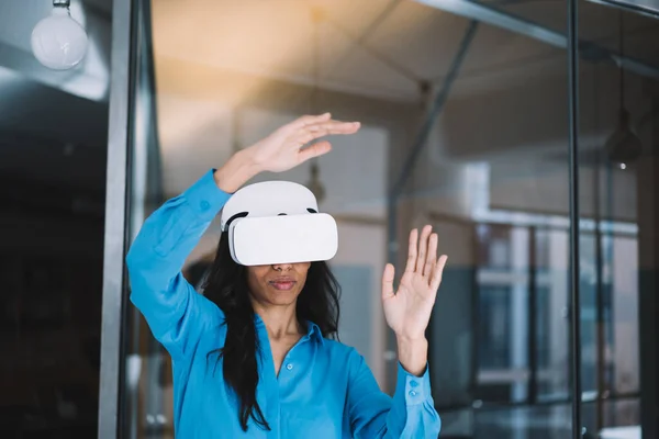 Donker Stromend Haar Etnische Vrouw Moderne Glazen Van Virtual Reality — Stockfoto