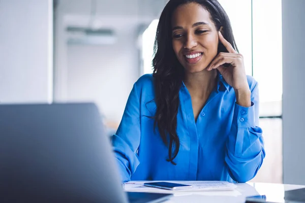 Professionele Glimlachende Afro Amerikaanse Vrouw Shirt Leunend Hand Surfen Laptop — Stockfoto