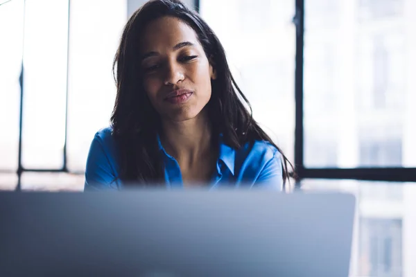 Charmante Konzentrierte Afroamerikanerin Freizeitkleidung Analysiert Informationen Die Vom Laptop Bildschirm — Stockfoto