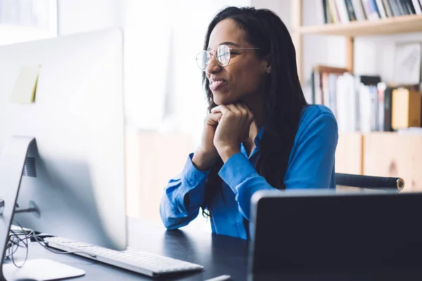 Vista Lateral Una Hembra Negra Sonriente Sentada Mesa Con Las — Foto de Stock