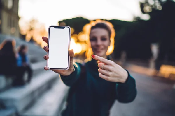 Millennial Generation Kvinna Med Tom Mobiltelefon Pekar Mock Skärm Med — Stockfoto