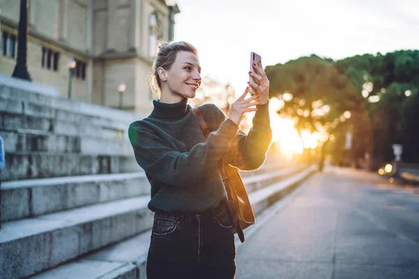 Vista Lateral Hembra Rubia Tomando Selfie Con Teléfono Móvil Cerca — Foto de Stock