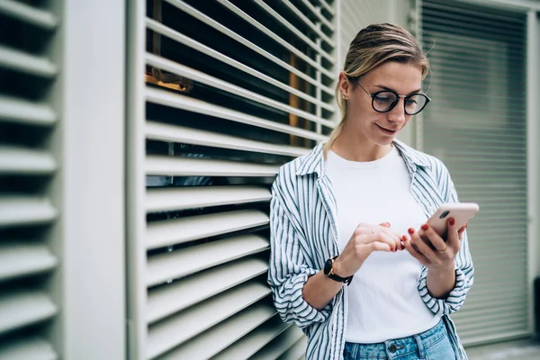 Sonriendo Joven Hermosa Dama Con Ropa Casual Gafas Moda Utilizando — Foto de Stock