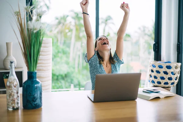 Wanita Yang Bahagia Secara Emosional Freelancer Mengangkat Tangan Perayaan Keberhasilan — Stok Foto