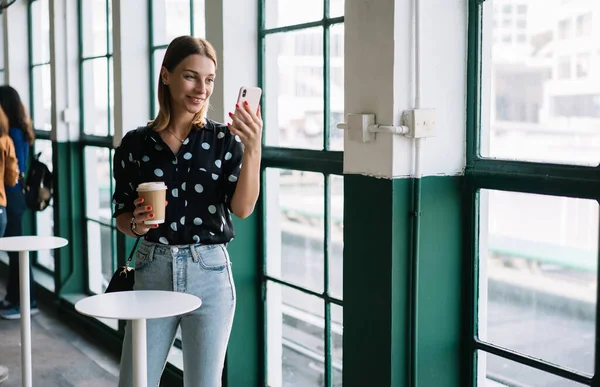 Mujer Rubia Sonriente Moda Desgaste Notificación Verificación Mensajes Ingresos Teléfono — Foto de Stock