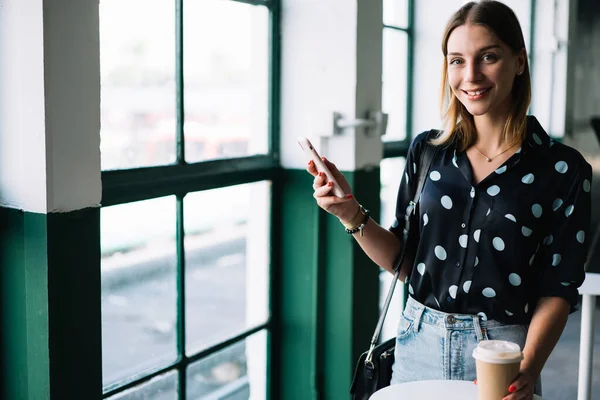 Halvlångt Porträtt Leende Blond Kvinna Bloggare Som Håller Mobiltelefon Och — Stockfoto