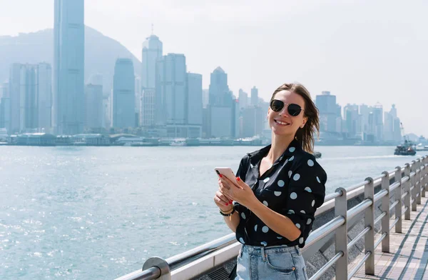 Mulher Vestida Moda Alegre Óculos Sol Ponte Baía Ambientes Urbanos — Fotografia de Stock