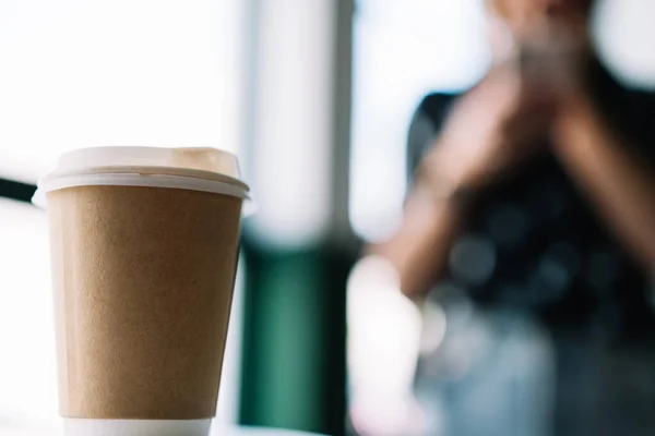 Mug Coklat Sekali Pakai Dengan Ruang Fotokopi Untuk Nama Merek — Stok Foto