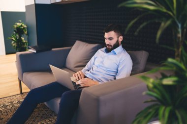 Ağ taraması için 4G kablosuz bilgisayara bağlı modern dizüstü bilgisayardaki kripto para analizlerini analiz eden bin yıllık işveren, beyaz adam dijital netbook üzerinden web bitcoin alışverişini kontrol ediyor