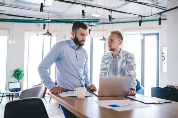 Colegas Masculinos Bem Sucedidos Conversando Durante Brainstorming Projeto Inicialização Negócios — Fotografia de Stock