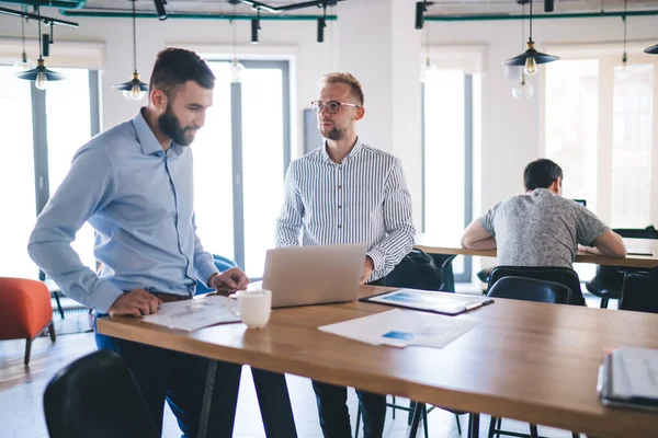 Slimme Mannelijke Collega Slimme Casual Kleding Met Behulp Van Laptop — Stockfoto