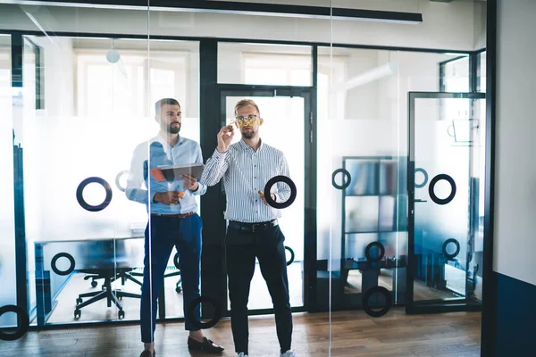 Geschoolde Kaukasische Mannelijke Ondernemers Die Samen Een Planningsstrategie Hebben Delen — Stockfoto