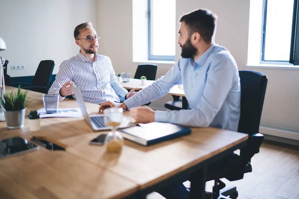 Professionelle Kaukasische Geschäftspartner Diskutieren Managementstrategie Und Finanzierungslösung Ernsthafte Qualifizierte Männliche — Stockfoto