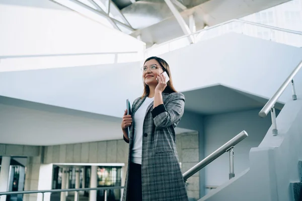 Usmívající Hipster Dívka Módní Oblečení Brýle Dělat Mobilní Telefon Stojí — Stock fotografie