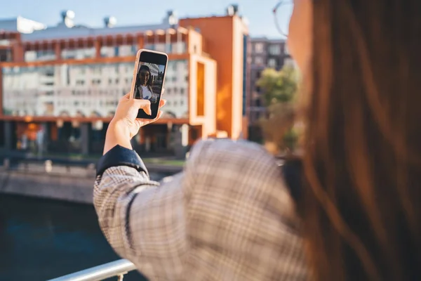 Vue Arrière Voyageuse Utilisant Une Caméra Smartphone Pour Prendre Des — Photo