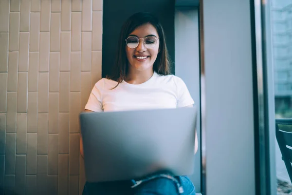 穿着眼镜的快乐的高加索女人 享受着在线网络学习的过程 微笑着对笔记本电脑上的远程工作感到满意的富裕女性自由职业者 — 图库照片