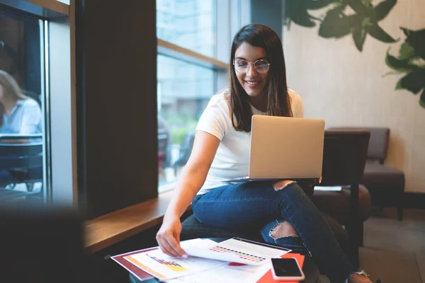 Zufriedene Attraktive Studentin Mit Brille Die Dokumente Nimmt Und Laptop — Stockfoto