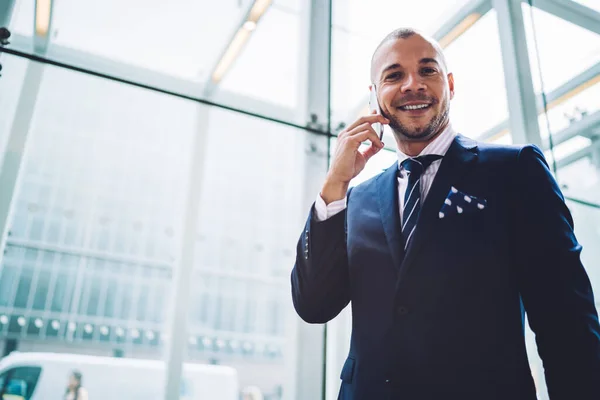 Retrato Medio Cuerpo Del Alegre Profesor Masculino Vestido Con Elegante — Foto de Stock